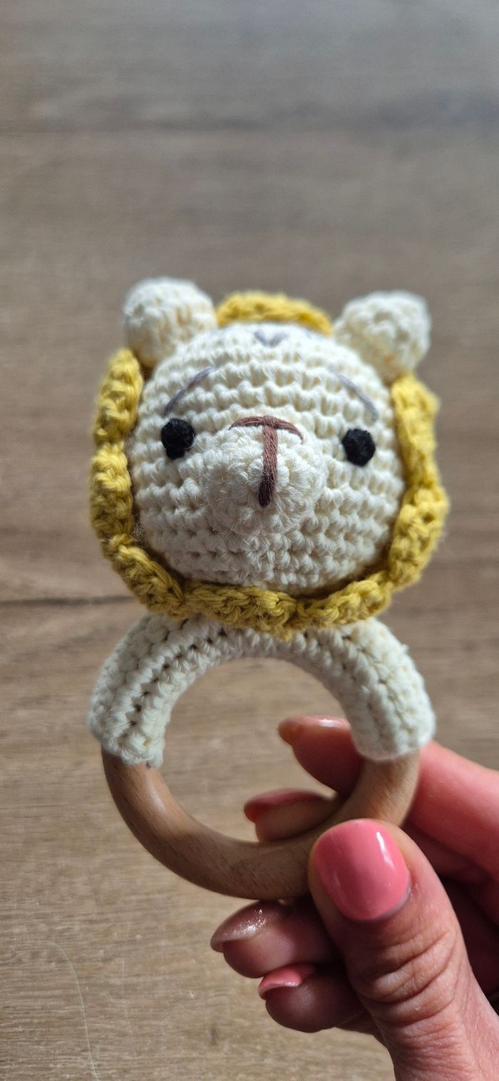 Hochet de dentition en bois et crochet 🦁 - photo numéro 3