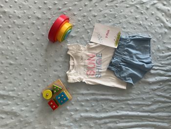 ensemble teeshirt manches courtes blanc inscription devant et short taille élastique bleu 9 mois tex