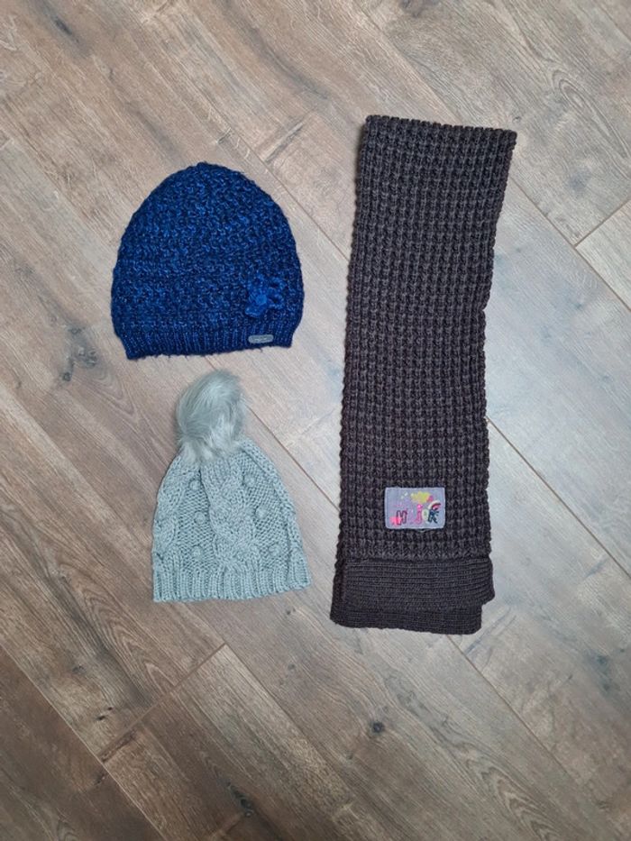 Lot bonnets gris marine et écharpe marron