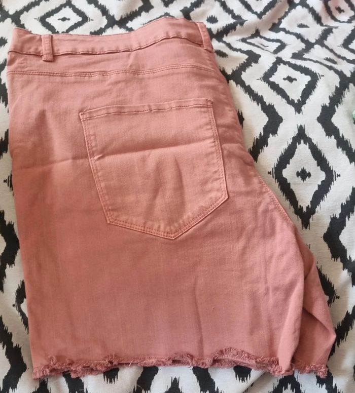 Short rose kiabi neuf sans étiquette 48