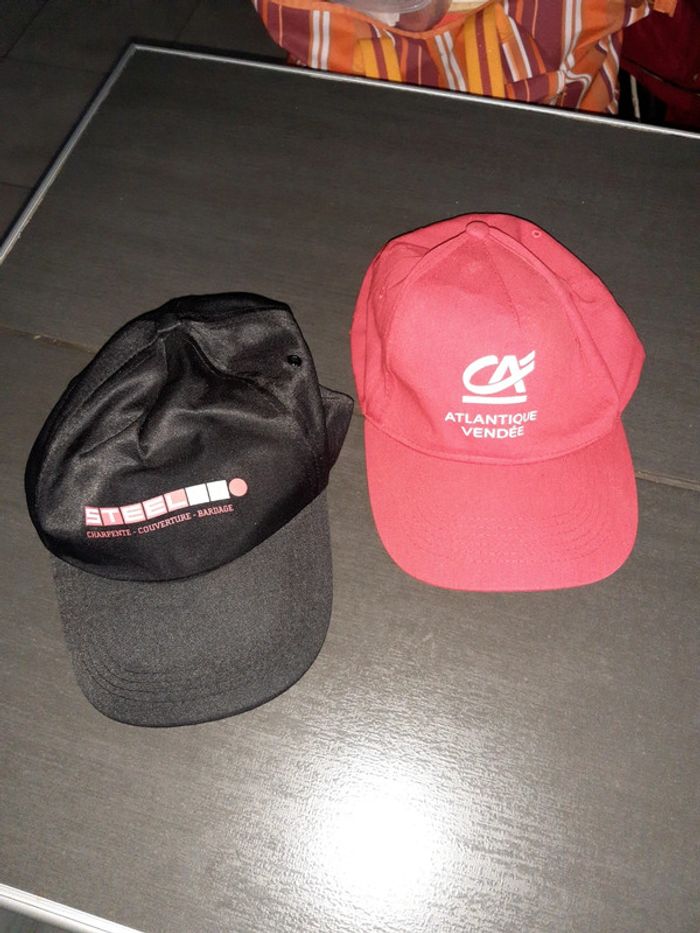2 casquettes