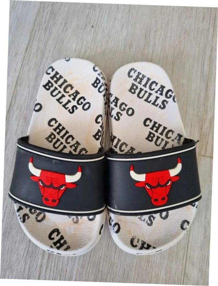 Claquettes chicago bulls pointure 24 - photo numéro 2