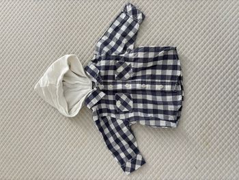 Chemise à capuche bébé