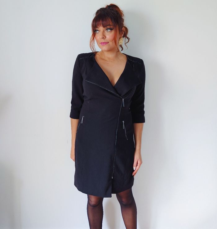 Robe noire saison automne-hiver sobre, classe, moderne Marque Jacqueline Riu Taille 36 S 
Très bon état - photo numéro 3