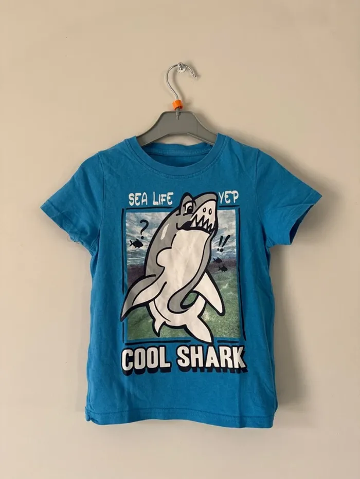 👕 T-shirt requin - garçon - la halle 4 ans -104 cm- 100% coton - bon état