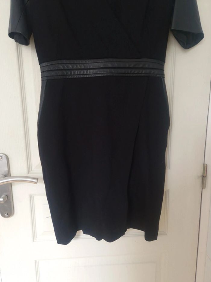 Jolie robe noir avec détails en cuir d'agneau the kooples taille M/38 - photo numéro 4