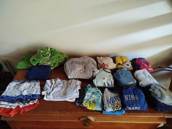 Lot de 30 pièces dont pyjamas garçon 4 et 5 ans robe de chambre et sous vêtements