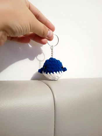Porte clé baleine bleu foncé et blanche crochet neuf