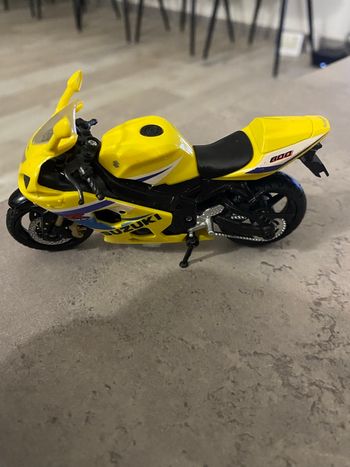 Moto Suzuki