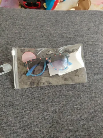 Lunette de soleil tape a l'oeil