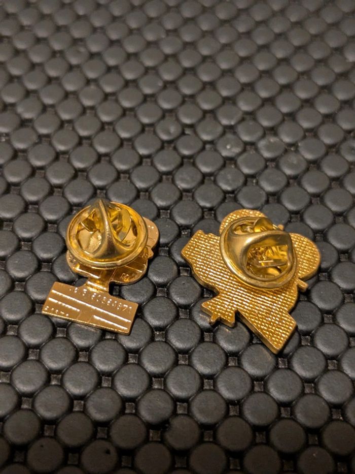 Lot de 2 pin's UPSA médicaments médical - photo numéro 2