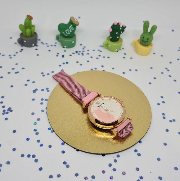 Montre femme dorée et rose avec motif chats