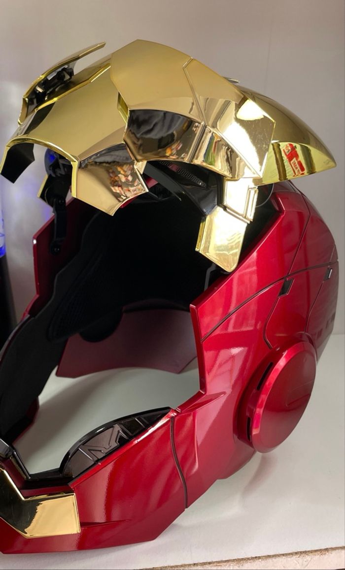 Casque Ironman doré ouverture télécommandée