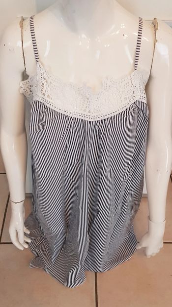 Robe rayée avec dentelle