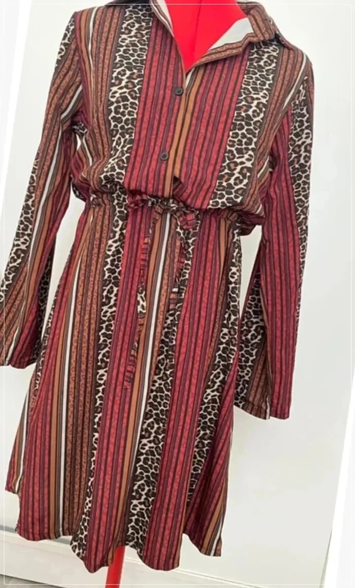 Robe chemise resserrée à la taille imprimée léopard