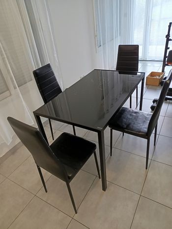 TABLE ET 4 CHAISES