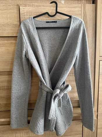 Veste grise type kimono d’intérieur ou casual ceinturée tissu légèrement gaufré