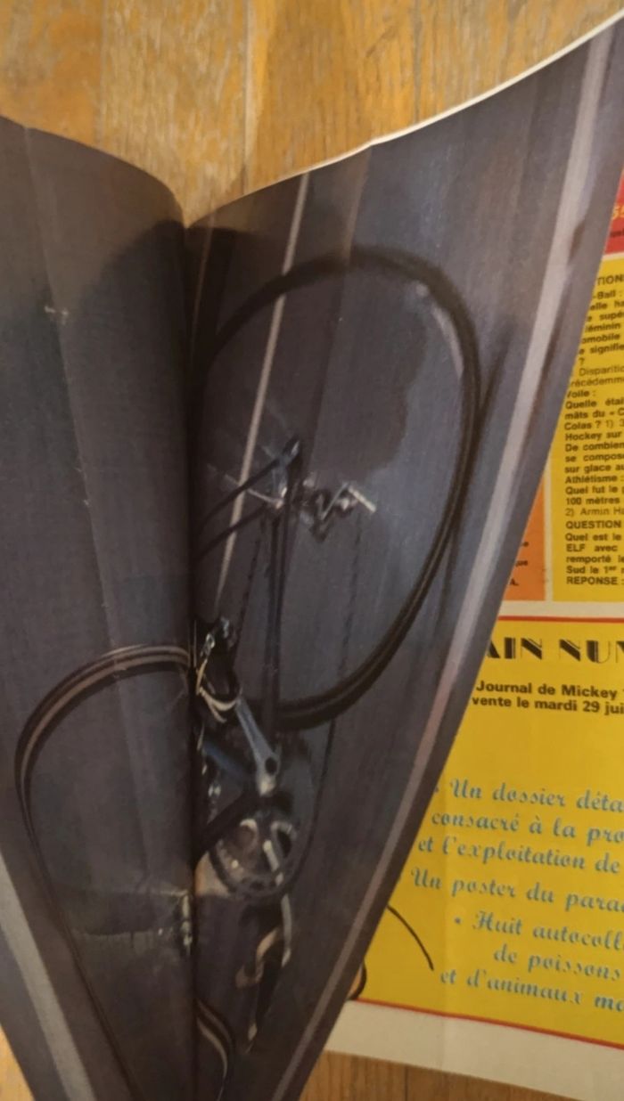 Ancien journal de mickey avec poster Bernard Hinault N°1465 de 1980 vintage - photo numéro 5