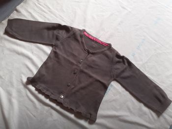 Veste grise foncée avec étoile fushia pailletée dans le dos