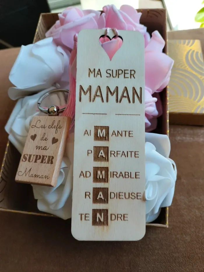 Coffret marque page+ porte clé en bois + guirlande de rose lumineuse pour cadeau maman neuf - photo numéro 3