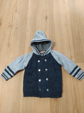 Sweat capuche boutons natalys 18 mois très chaud