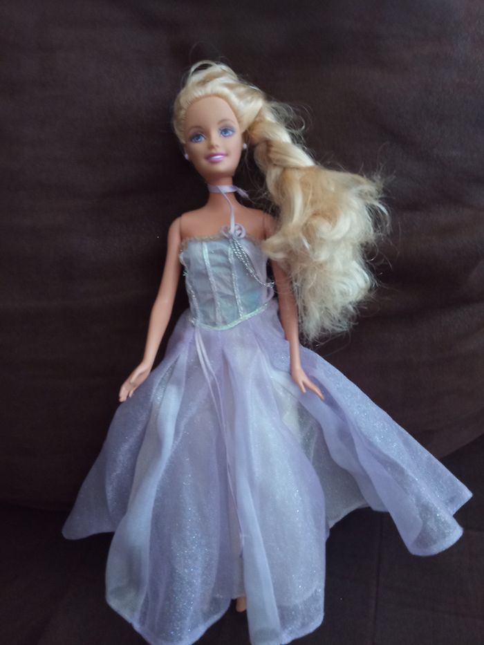Jolie Poupée "Mattel" (Indonésie)