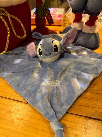 Lot doudou et hochet Stitch Disney neuf