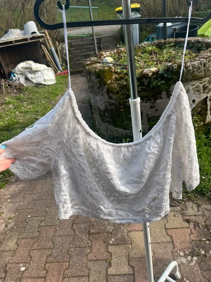 Top court en dentelle blanc épaule dénudée - photo numéro 4
