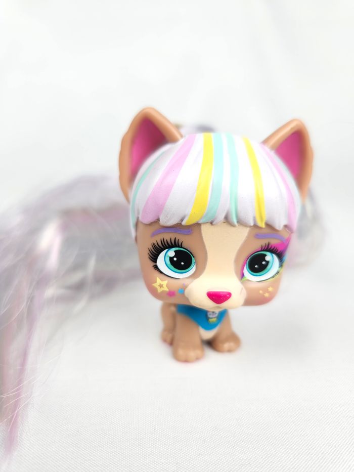 Poupée VIP Pets Chien Cheveux Longs Multicolores Rayés Rose Bleu Jaune IMC Toys