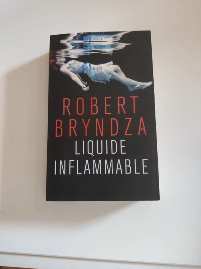 Liquide inflammable. Robert Bryndza