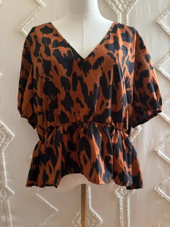 Blouse SHEIN Curve imprimée graphique brun/noir – manches bouffantes, taille 3XL