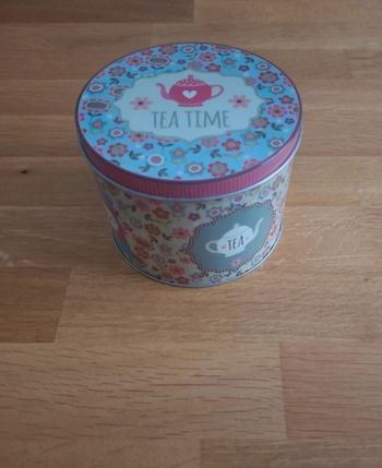 Tasse à thé neuve dans sa boîte métal