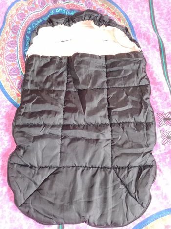 Chancelière caramouille noir et rose
0-6 mois
Ouverture entièrement
Avec ouverture pour mettre dans la poussette où le cosy