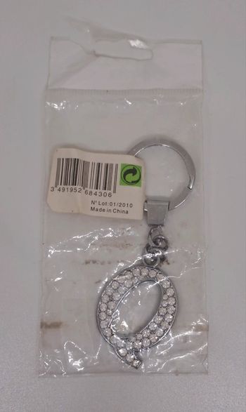 Porte-clés "Q".
3x3,5cm.
NEUF.