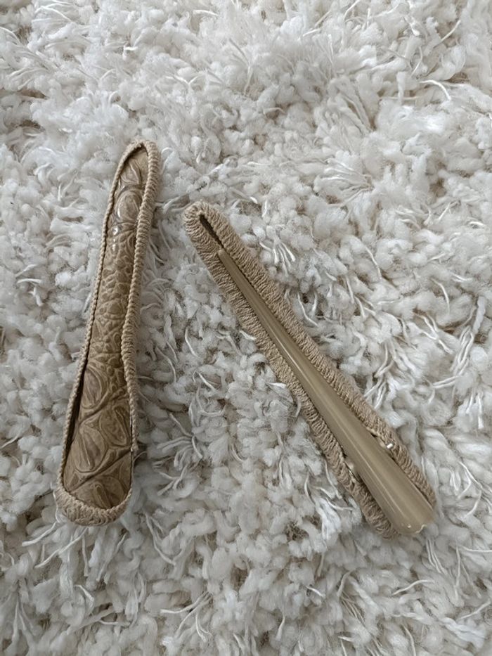 2 barrettes kaki d'environ 12 cm de longueur