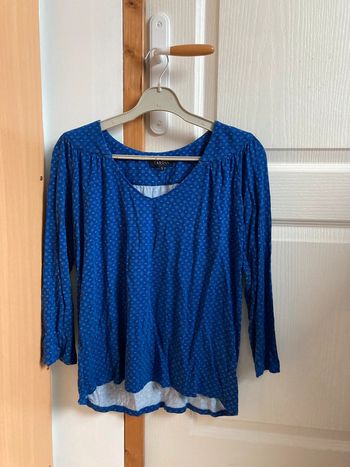 Blouse à manches longues bleue avec motifs blancs