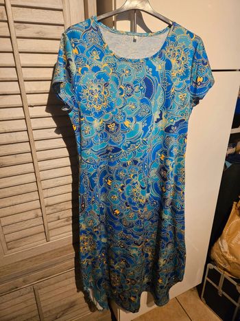 Robe longue en dessous du genou courte manche ton bleu taille M