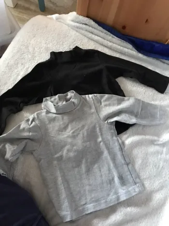 2 T-shirt a col roulé 12 mois