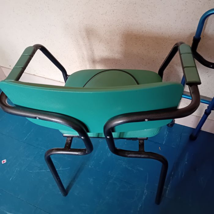 Faby27800 Chaise percée avec pot - photo numéro 4