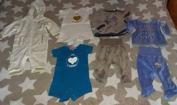 Lot 3 mois 

2 Pyjamas en velours  vert baudet 3 mois
Avec pressions

2 bodies vert baudet 3 mois 

1 combinaison laine kitchoun

LE lot complet est sur la première photo