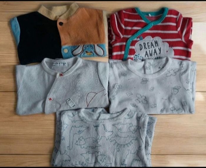 Lot de cinq Pyjamas bébé en 1 mois, de plusieurs marques