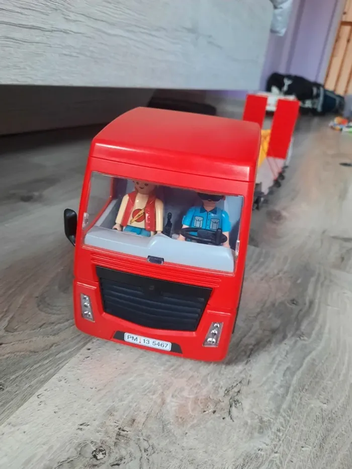 Tracteur routier avec grande remorque 'city action' - photo numéro 2