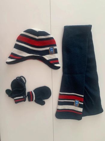 Ensemble écharpe, bonnet et moufle en laine