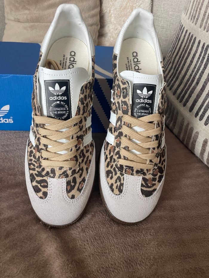 Basket Adidas Leopard, taille 40.