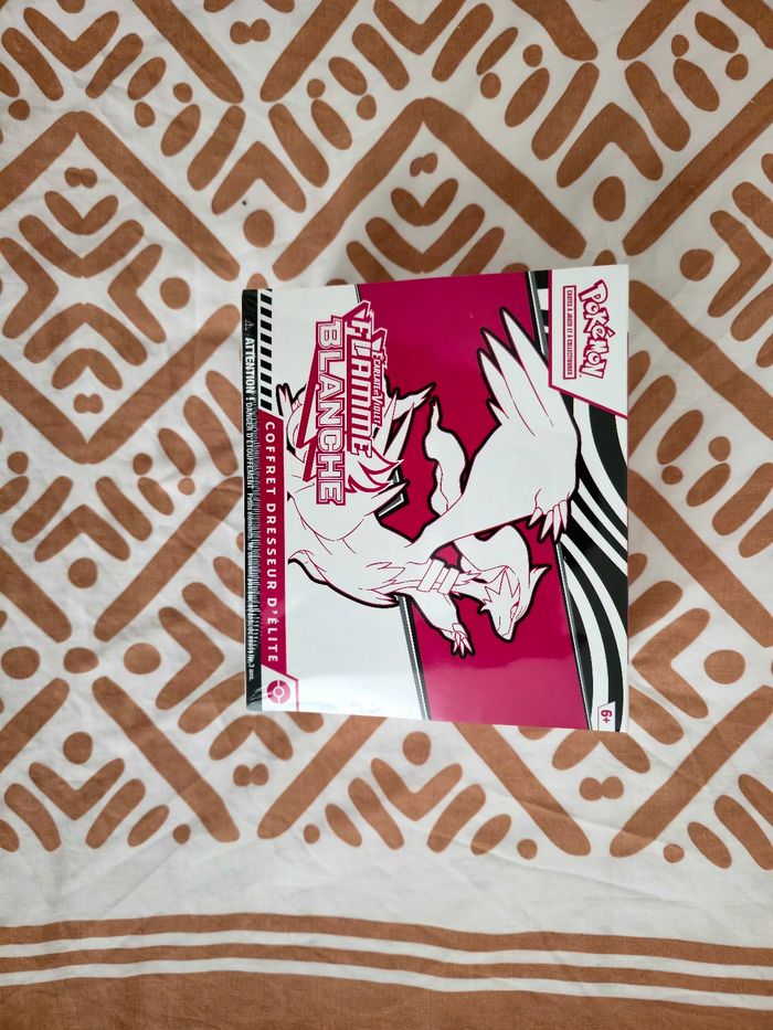 ETB Pokémon flamme blanche Reshiram 10.5