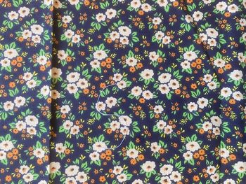 Tissu imprimé à fleurs vert et jaune