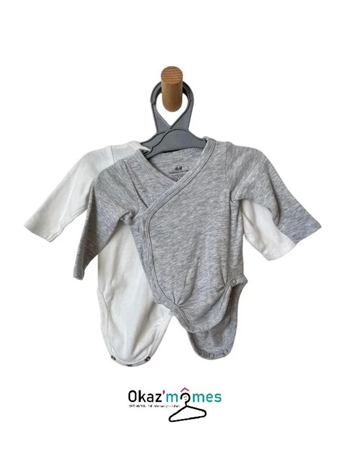 LOT DE 2 bodies croisés en coton bio (blanc et gris) - H&M naissance (50cm) - photo numéro 2