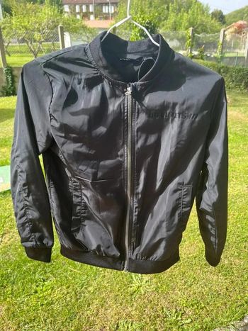 Blouson noir jamais porté taille 9-10ans