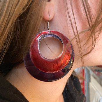 Boucles d’oreilles rondes rouges et bordeaux