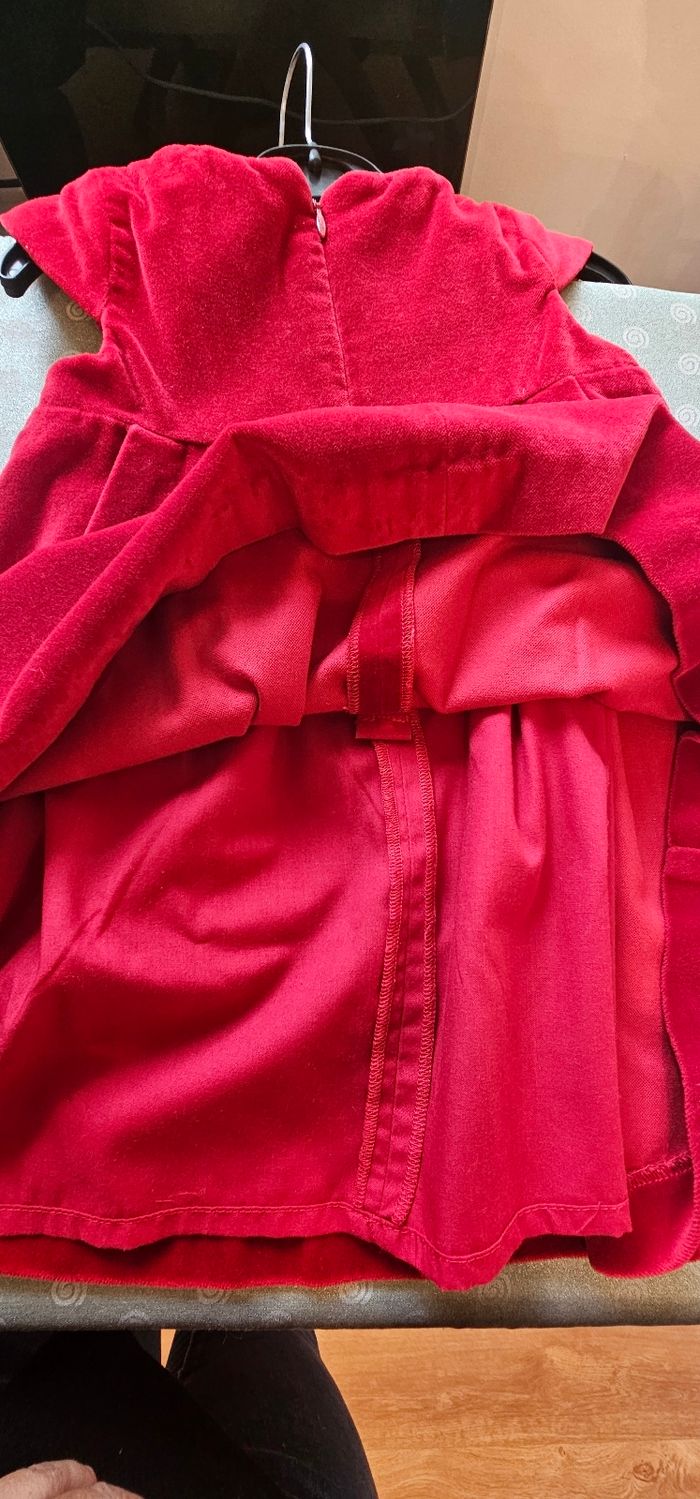 Superbe robe rouge velour parfait état 86cm - photo numéro 3